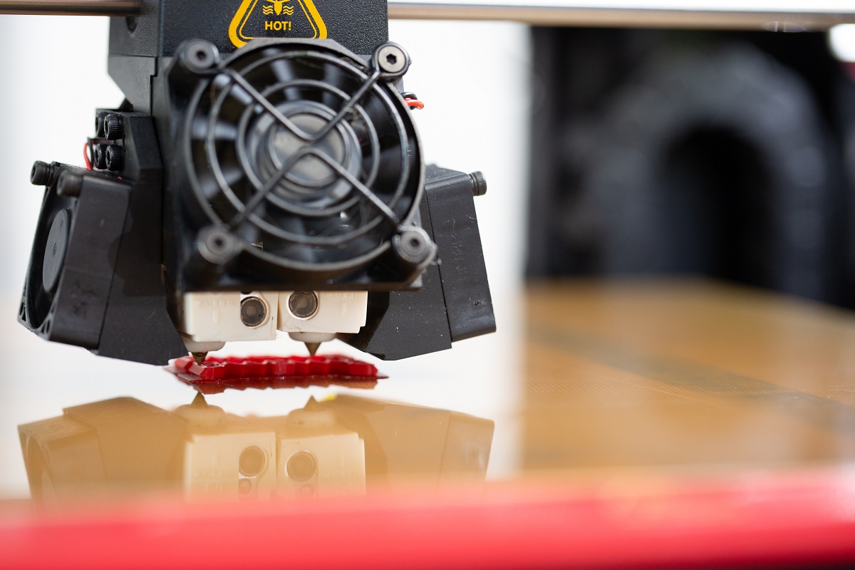 Ein 3D-Drucker bei der Arbeit. Es entsteht gerade ein neues Modell