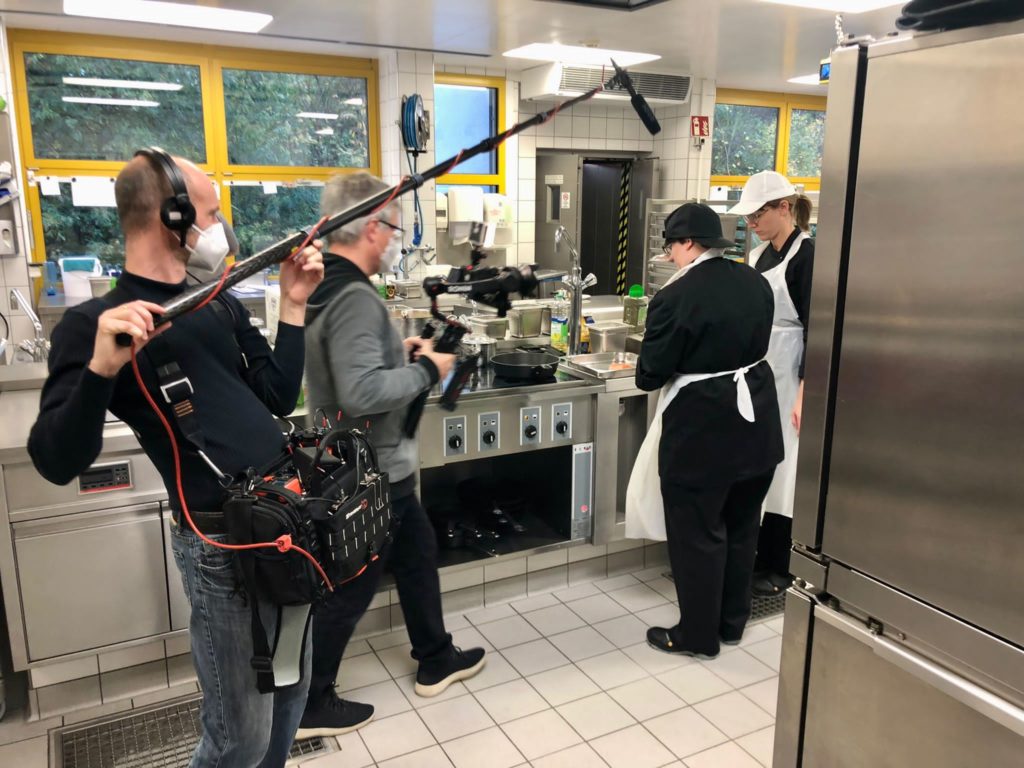 Ein Filmteam filmt in der Küche bei der Essensvorbereitung am BFW Düren.