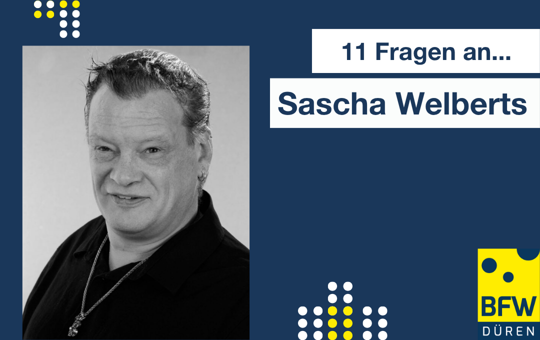 Links ist ein Porträtfoto von Herrn Welberts in schwarz weiß abgebildet, er lächelt in die Kamera. Rechts davon steht auf weißem Hintergrund "11 Fragen an... Sascha Welberts". Darunter ist das BFW Düren-Logo